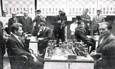 Le Champion du monde Boris Spassky à gauche, faisant face à Bent Larsen à droite, avant le début de la 2ème ronde du match URSS - Reste du Monde