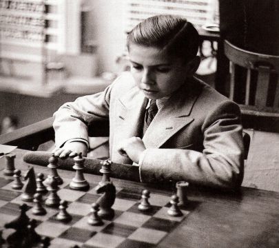Arturo Pomar (à l‘âge de 14 ans sur la photo), Septuple Champion d‘Espagne d‘échecs et premier joueur espagnol à obtenir le titre de GMI en 1962