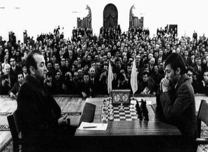 Les éternels rivaux Viktor Korchnoï (à gauche) et Anatoly Karpov (à droite) lors du Tournoi des candidats
